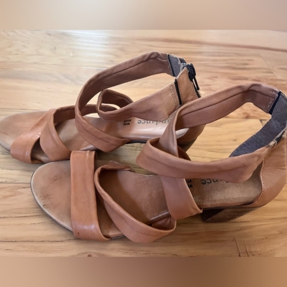 Sundance Made in Italy Strappy Zip Back Nude/Neutral Leather Sandals Wood Heels - Picture 2 of 3